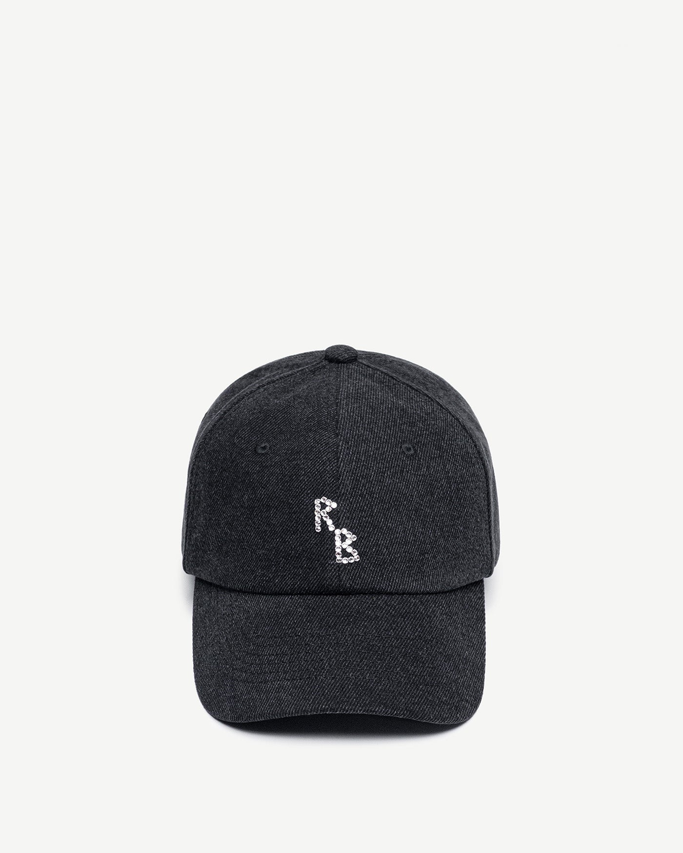 Baseball Caps, Ruslan Baginskiy Денім Бейсболка з КристаламиБейсболка виконана з деніму чорного кольору. Широкий козирок забезпечує захист обличчя від сонця. Головний убір завершений монограмою RB, оздобленою кристалами.Створено в Україні.