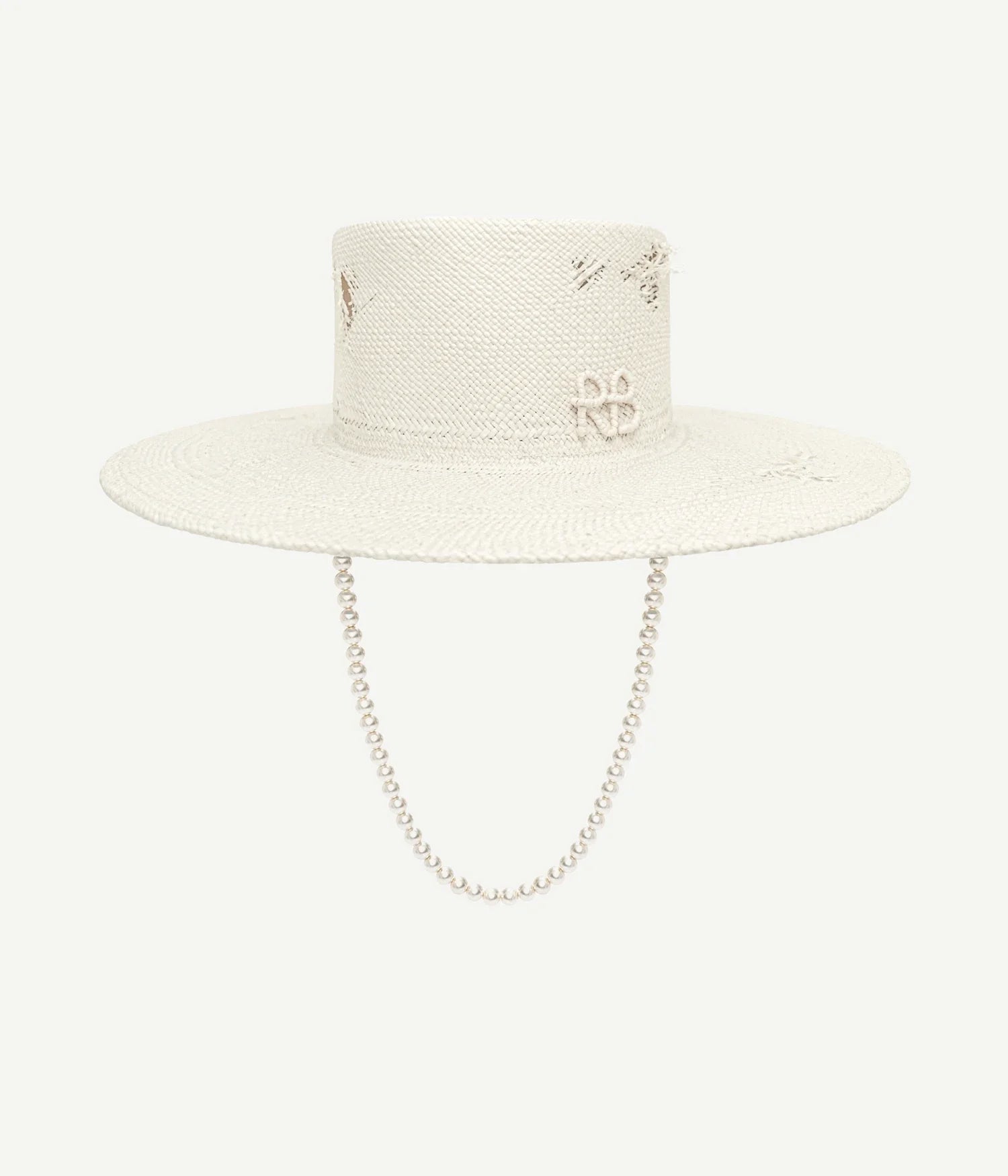 ALLwithoudDIS, Ruslan Baginskiy Солом'яний Канотьє з ПерламиГоловний убір виготовлений із натуральної, щільно сплетеної соломи білого кольору, що добре тримає форму. Пласке денце та рівні поля створюють геометричний силует, характерний для канотьє. Доповнений монограмою RB ручної роботи та знімним намистом з перлів. Декорований навмисними потертостями та прорізами на тульї і полях.Створено в Україні.