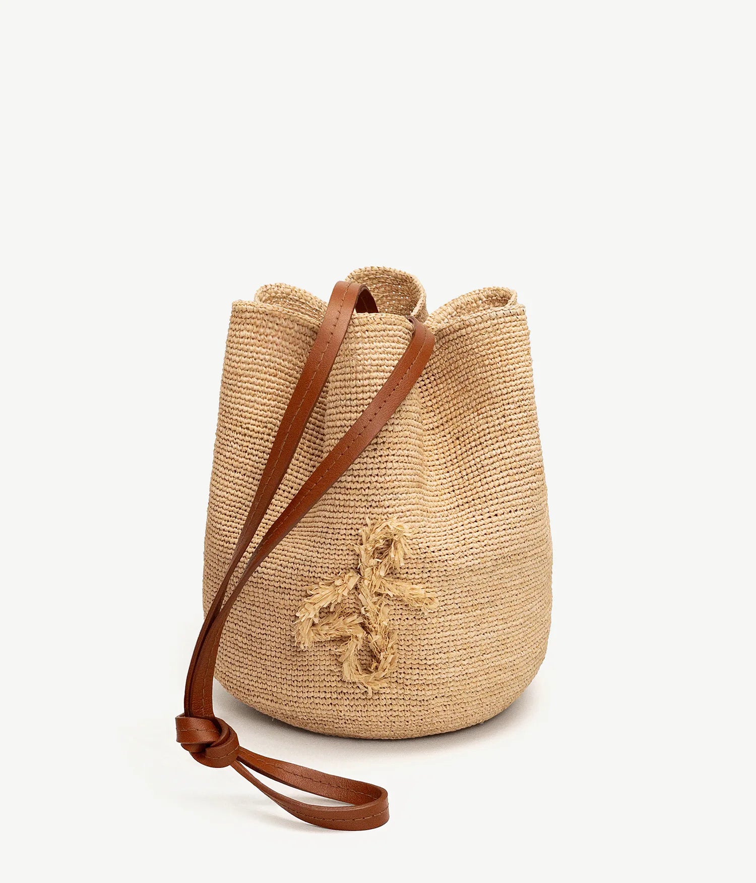 ALLwithoudDIS, Ruslan Baginskiy HatBag із СоломиHatBag — виняткова форма Ruslan Baginskiy, яка втілює еволюцію бренду, що понад вісім років працює з головними уборами.HatBag — трансформер, що виконує подвійну функцію. Його можна носити як головний убір, або сумку на довгому шкіряному ремінці. Виготовлений із натуральної фактурної соломи.«Я працюю з соломою та плетінням із перших днів створення бренду, і мені завжди було цікаво досліджувати цей матеріал у нових формах. Я прагнув створити універсальний літній аксесуар, що поєднує традиції та сучасність», — Руслан Багінський.Створено в Україні.