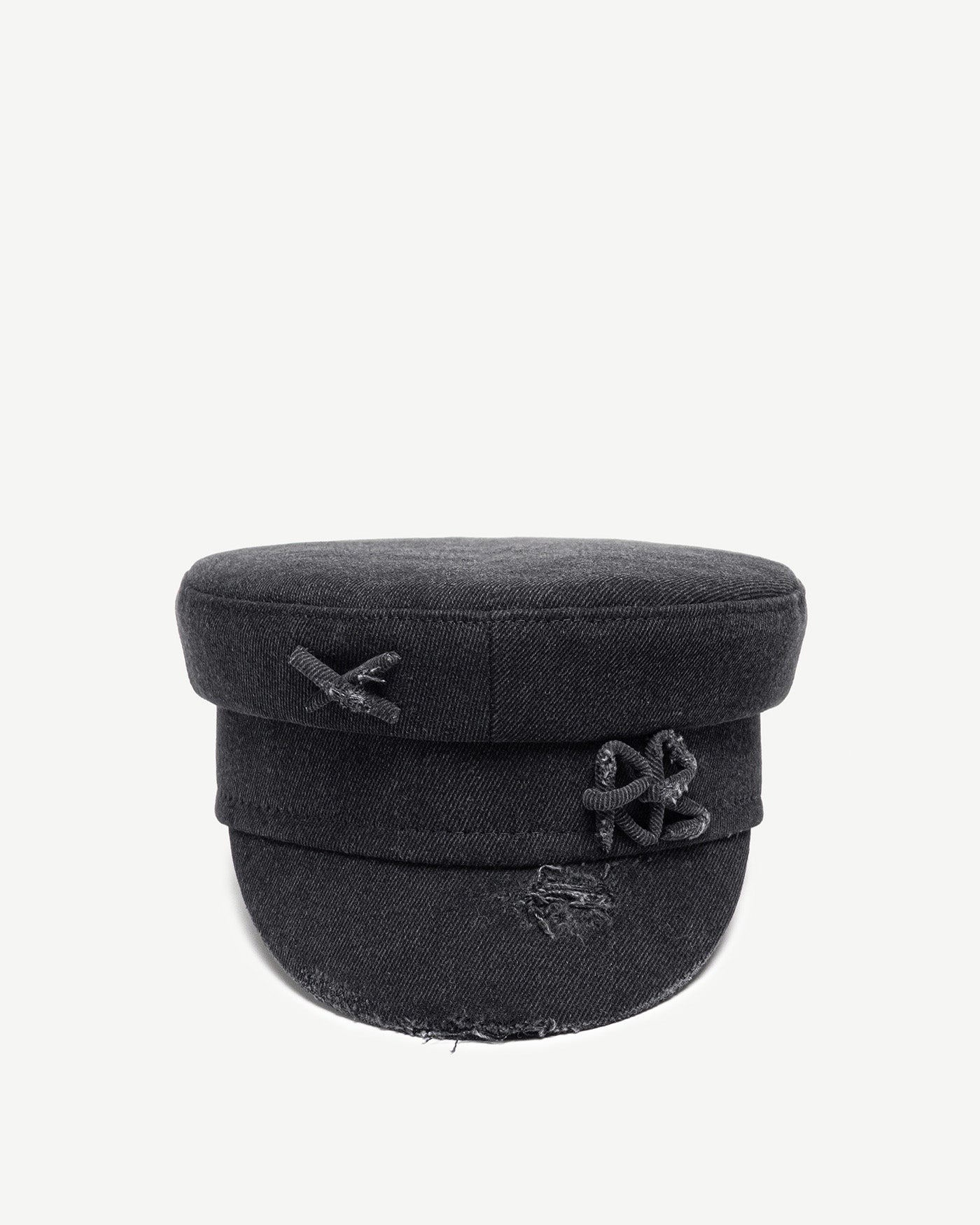 Baker Boy Cap, Ruslan Baginskiy Денім Бейкер Бой Кеп з ПотертостямиБестселер бренду — бейкер бой кеп, виконаний із чорного деніму та декорований елементами потертостей на козирку. Геометричний силует моделі надає образу структури та виразного стилістичного акценту. Виріб оздоблений монограмою RB.Створено в Україні.