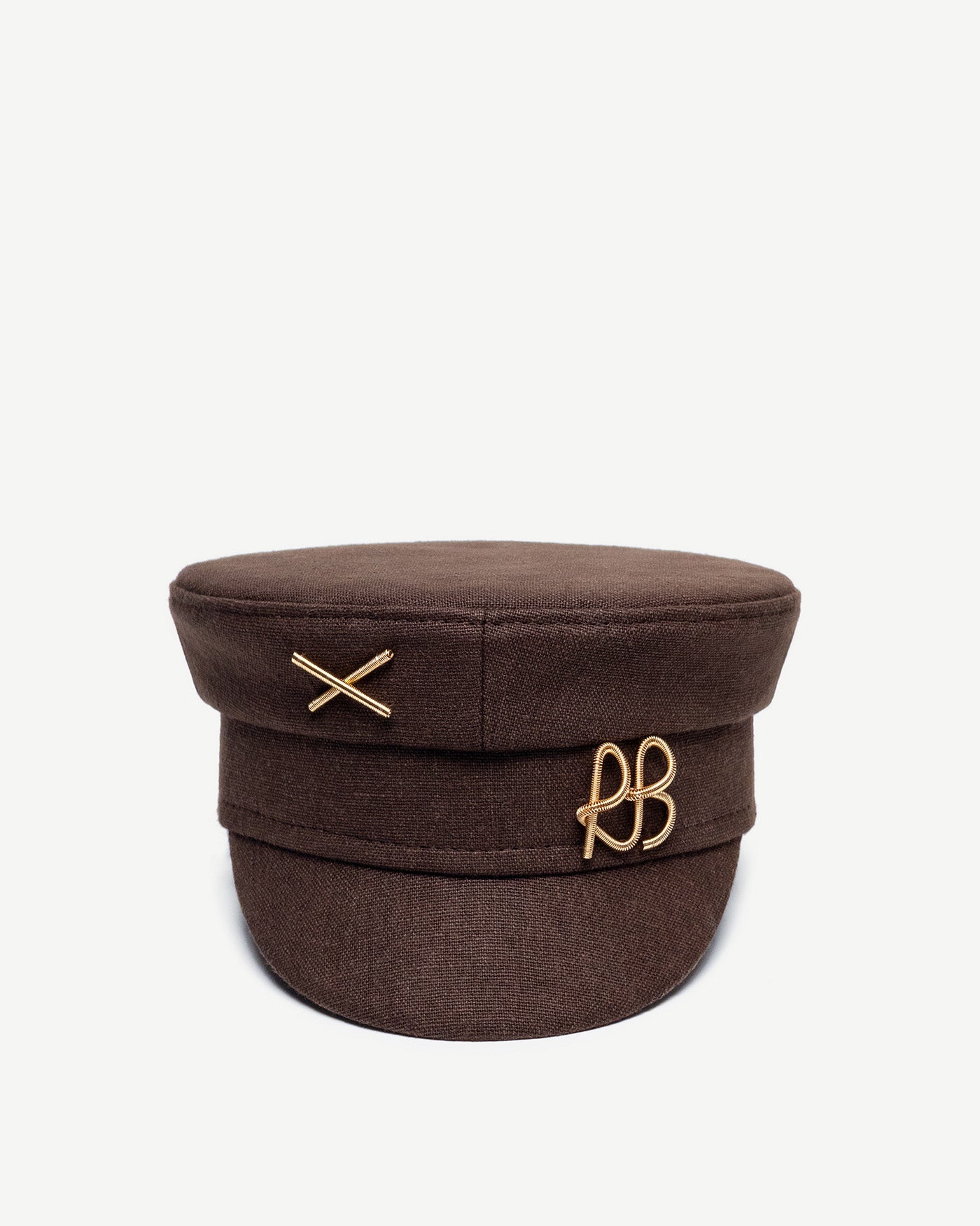 Baker Boy Cap, Ruslan Baginskiy Коричневий Бейкер Бой Кеп з ЛьонуБестселер бренду, бейкер бой кеп, виконаний з льону в коричневому відтінку. Геометричний силует моделі надає образу структури та виразного стилістичного акценту. Виріб оздоблений металевим логотипом RB у золотому кольорі.Створено в Україні.