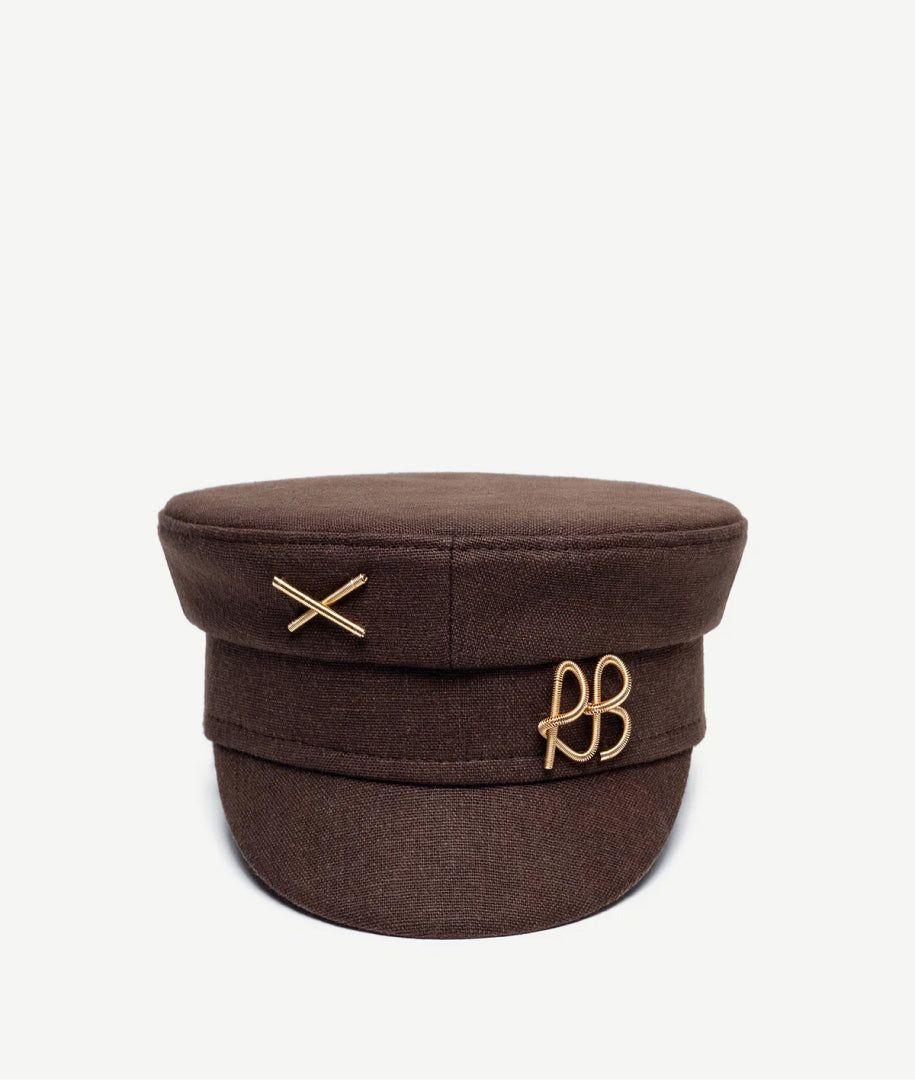 Baker Boy Cap, Ruslan Baginskiy Коричневий Бейкер Бой Кеп з ЛьонуБестселер бренду, бейкер бой кеп, виконаний з льону в коричневому відтінку. Геометричний силует моделі надає образу структури та виразного стилістичного акценту. Виріб оздоблений металевим логотипом RB у золотому кольорі.Створено в Україні.