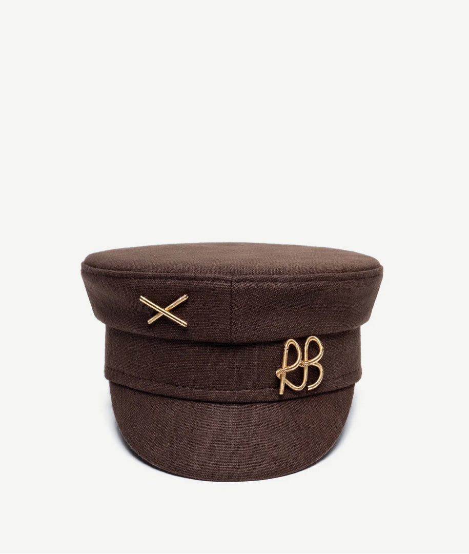 Baker Boy Cap, Ruslan Baginskiy Коричневий Бейкер Бой Кеп з ЛьонуБестселер бренду, бейкер бой кеп, виконаний з льону в коричневому відтінку. Геометричний силует моделі надає образу структури та виразного стилістичного акценту. Виріб оздоблений металевим логотипом RB у золотому кольорі.Створено в Україні.