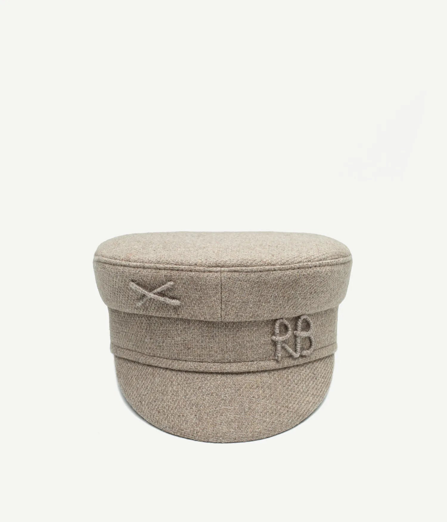 44_10_40, Ruslan Baginskiy Бежевий Бейкер Бой Кеп з МонограмоюЗнакова модель бренду, виконана з м'якої вовни бежево-піщаного відтінку. Лаконічну геометрію головного убору доповнено ручною вишивкою монограми RB та хрестика у тон виробу.Створено в Україні.